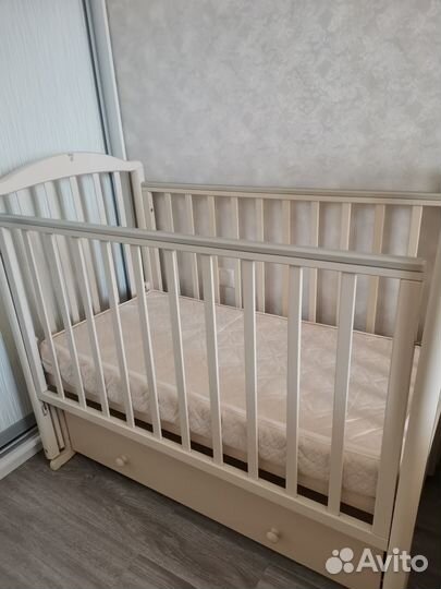 Детская кроватка с маятником