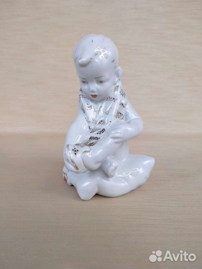 Фарфоровая статуэтка Мальчик с сандалем Песочное