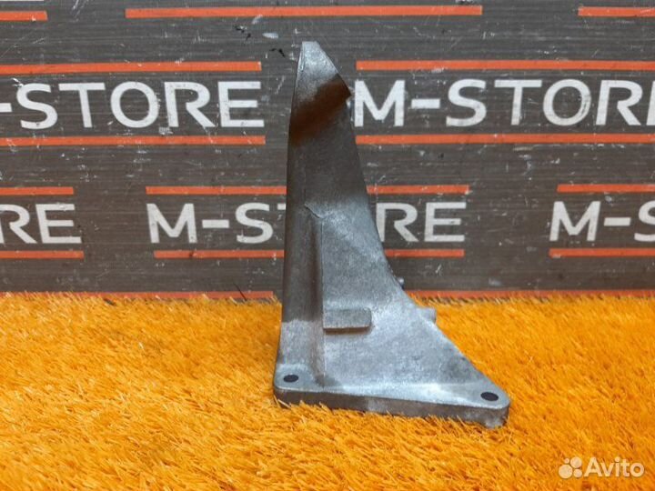 Кронштейн подушки двигателя передний правый Bmw