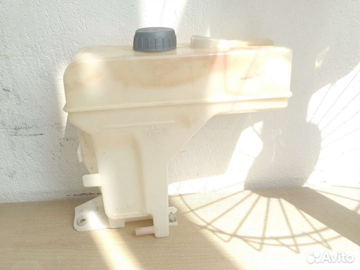 Расширительный бачок на Nissan Sunny FB15