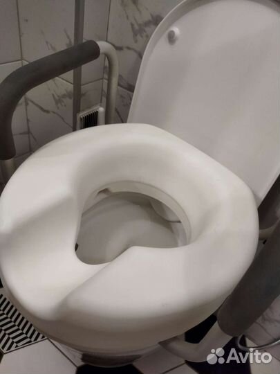 Насадка на унитаз для инвалидов новая