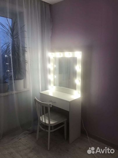 Туалетный столик с зеркалом и подсветкой