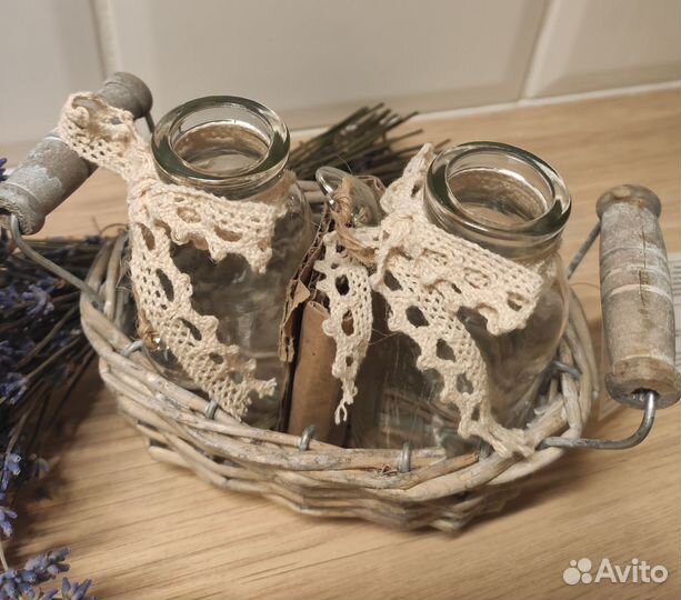 Декоративная ивовая корзина с бутылками