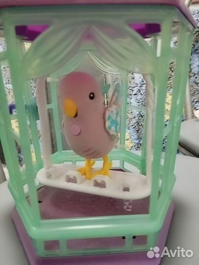 Певчая птичка в клетке