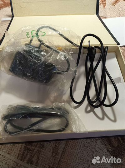 Зарядное устройство, usb- кабель, наушники к книге