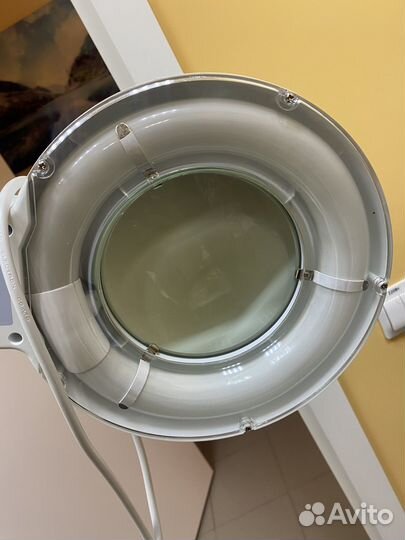 Лампа бестеневая с лупой на струбице