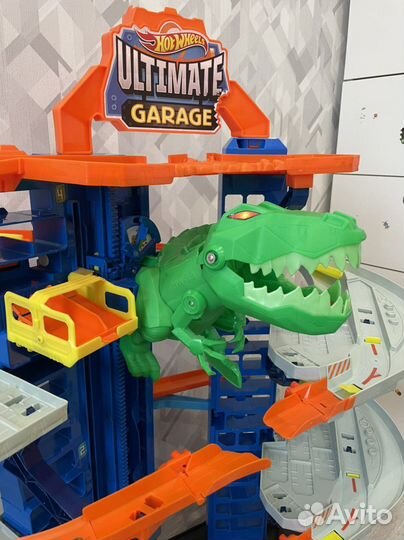 Трек Hot wheels сити гараж с тиранозовром