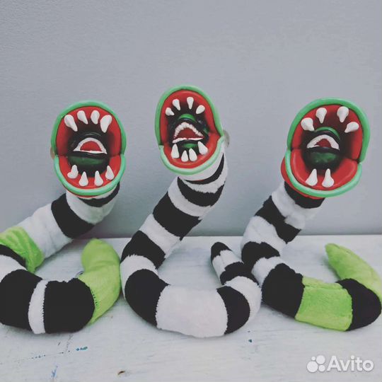 Игрушка змея Битлджус. Тим Бертон