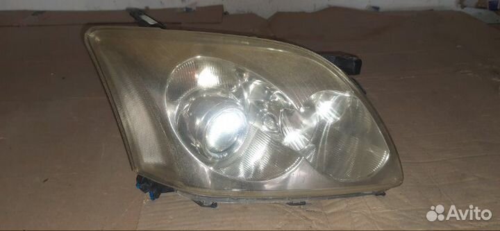 Фара передняя правая Toyota Avensis AZT250