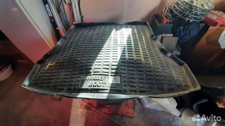 Полик в багажник разные