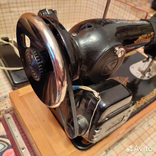 Электрическая швейная машинка Подольск в чемодане