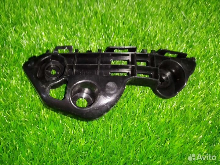 Крепление бампера Toyota Camry