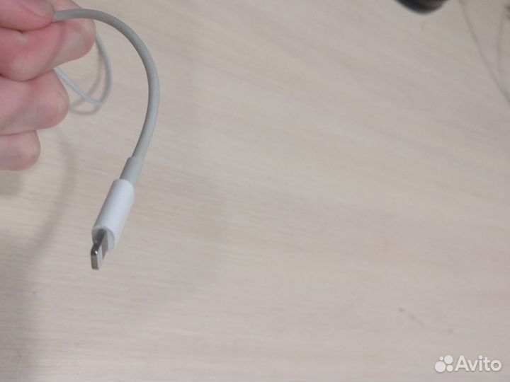 Провод на iPhone