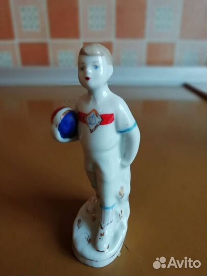 Статуэтка фарфор СССР Динамовец юный футболист Бар
