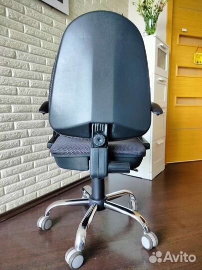 Стул кресло офисный на колесах