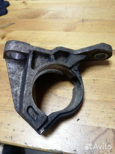 Кронштейн промежуточного вала привода Renault Mega