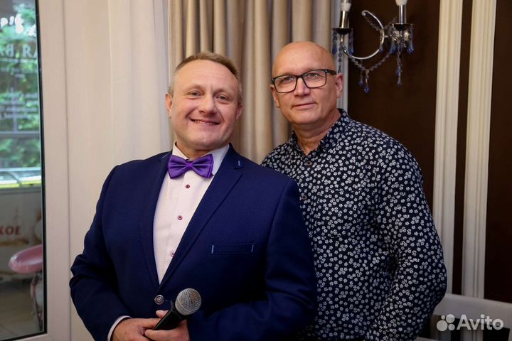 Ведущий и ди-джей с аппаратурой для вас