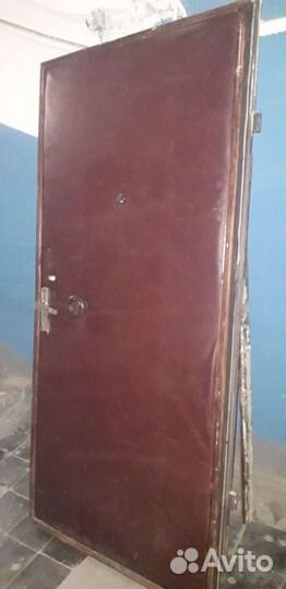 Дверь входная, железная с фрамугой