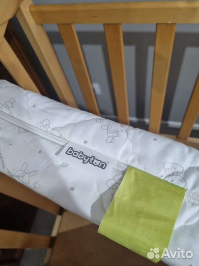 Детская кроватка с маятником и ящиком