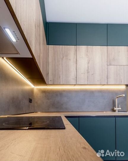 Зеленая угловая кухня с Gola-профилем