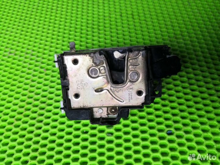 Замок двери задней правой Фольксваген Гольф 3