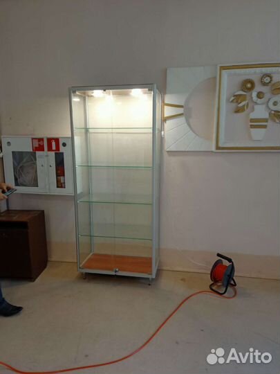 Витрина стеклянная из алюминиевого профиля