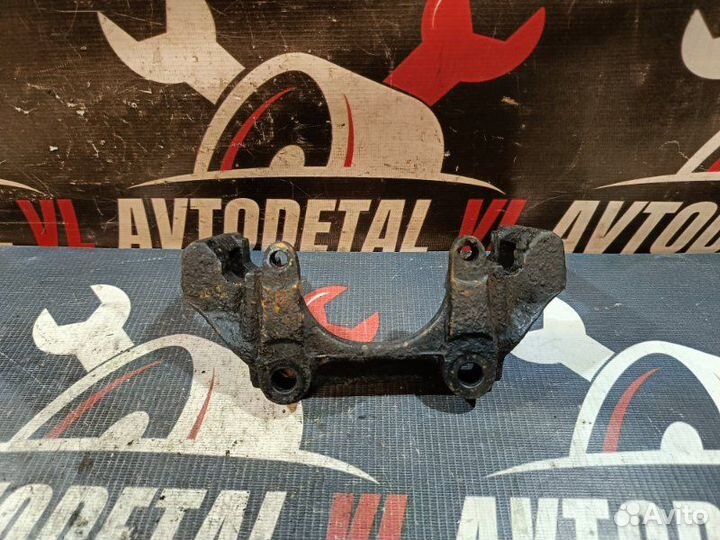 Скоба суппорта передняя правая Volkswagen Passat