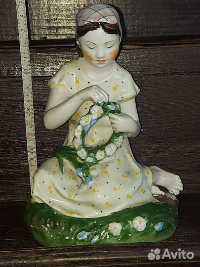 Статуэтка девочка с венком