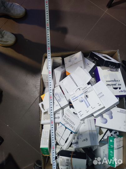 Коробка с наушниками