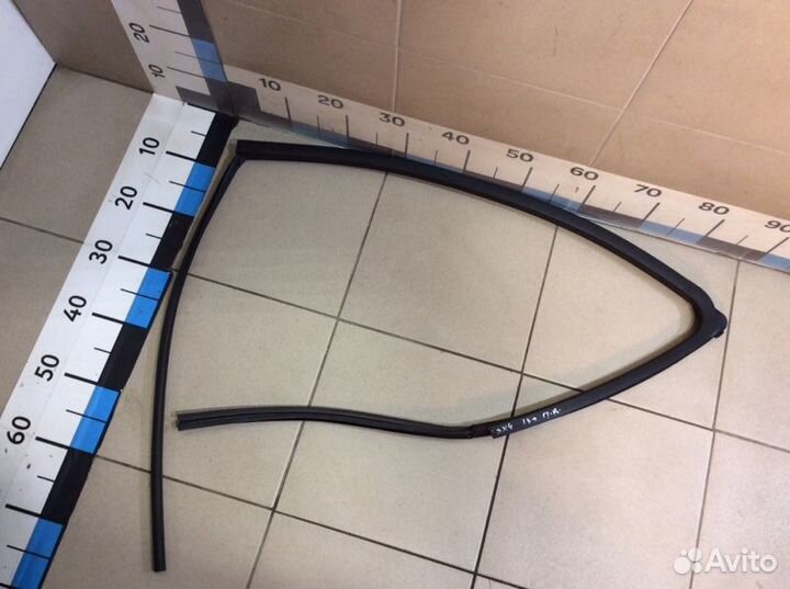 Уплотнитель стекла двери передний правый Suzuki