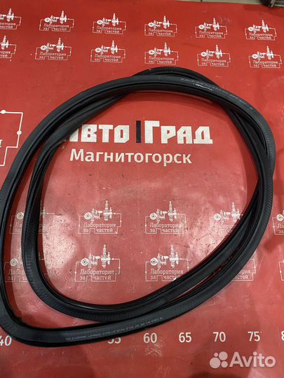 Volkswagen polo Уплотнитель двери перед L