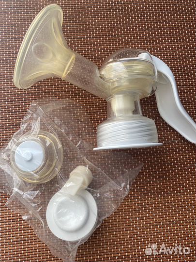 Молокоотсос+Бутылочка Avent+ аксессуары