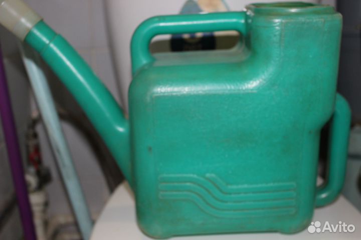 Лейка б/у для дачи большая