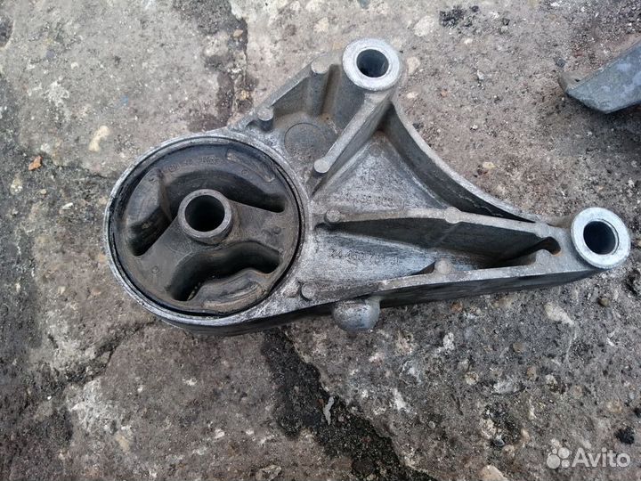 Опора подушка двигателя Z16XEP Opel Astra H