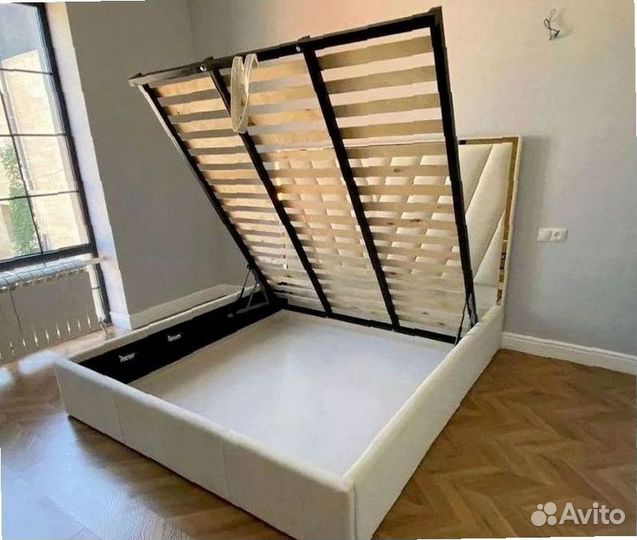 Кровать двуспальная с мягким изголовьем