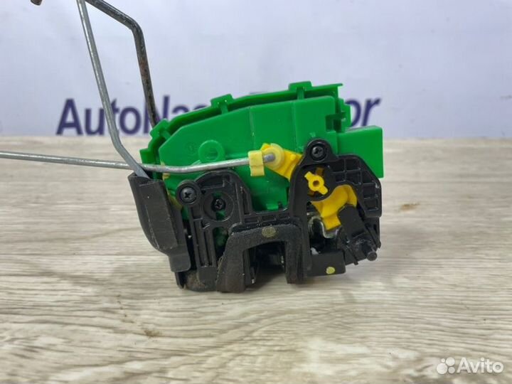 Замок двери задний левый Hyundai Solaris седан 1.6