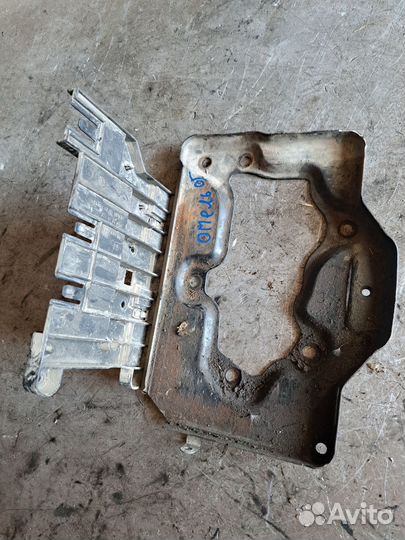 Крепление аккумулятора Opel Vectra B