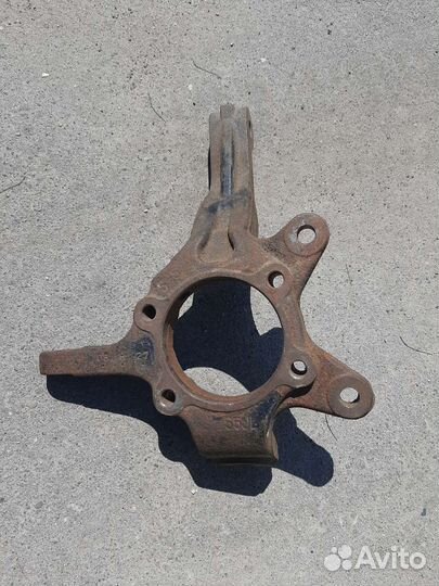 Кулак передний левый Suzuki Grand Vitara