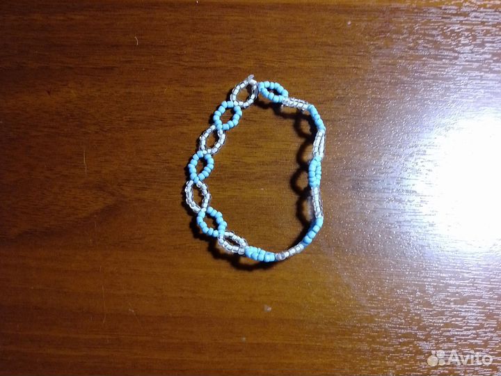 Браслет сине-белый кружочками