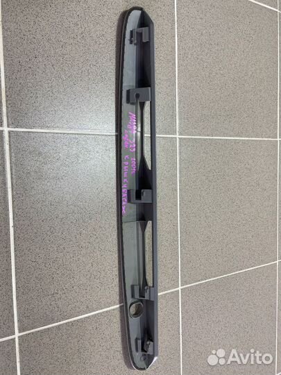 Накладка крышки багажника Mazda 323 2001 г