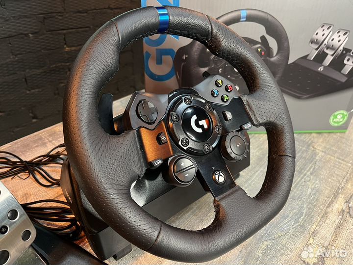 Игровой руль Logitech G923 с тремя педалями