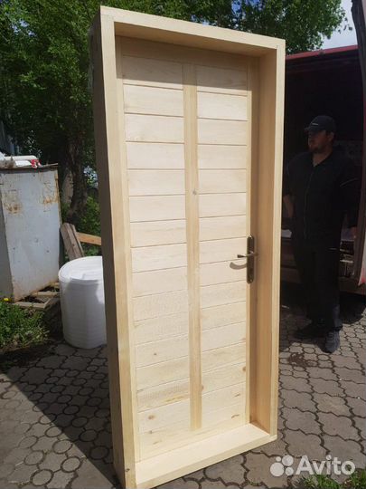 Дверь входная деревянная