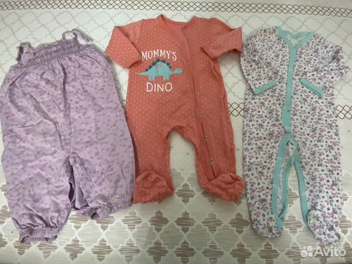 Пакеты вещей и обувь для малышки