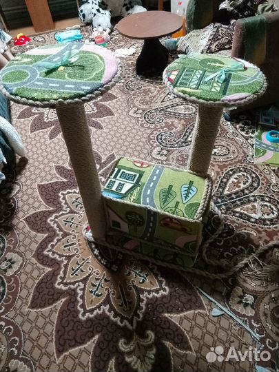 Домик для кошки с когтеточкой и две полочки