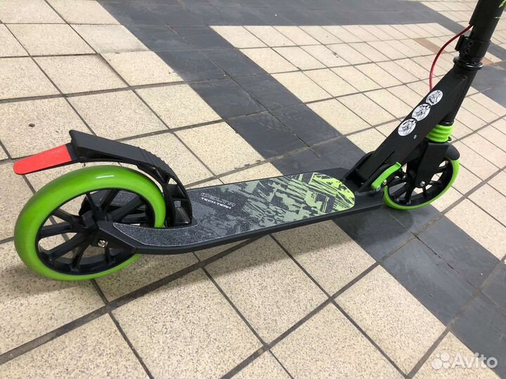 Самокат с ручным тормозом