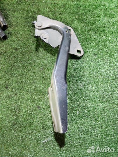 Петля капота левая Renault Megane 3