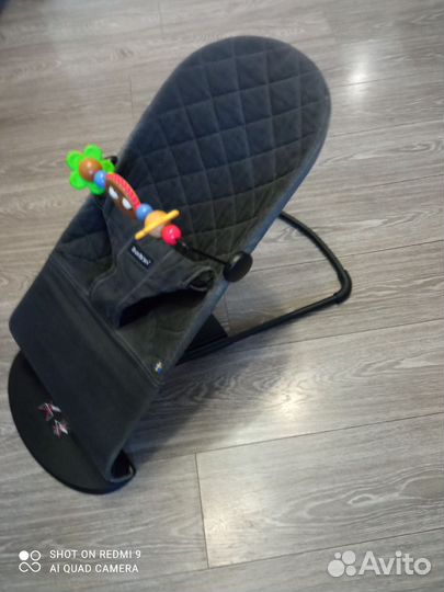 Шезлонг babybjorn с игрушкой