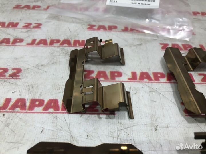 Зажим тормозных колодок передний Mitsubishi L200