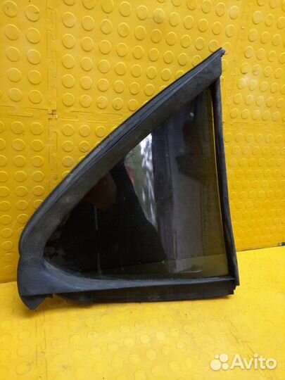 Стекло боковое заднее левое Nissan Sunny B15 1998