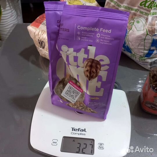 Корм, лакомства, наполнитель для хомяка, остатки